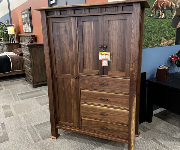 Walnut, Chifforobe